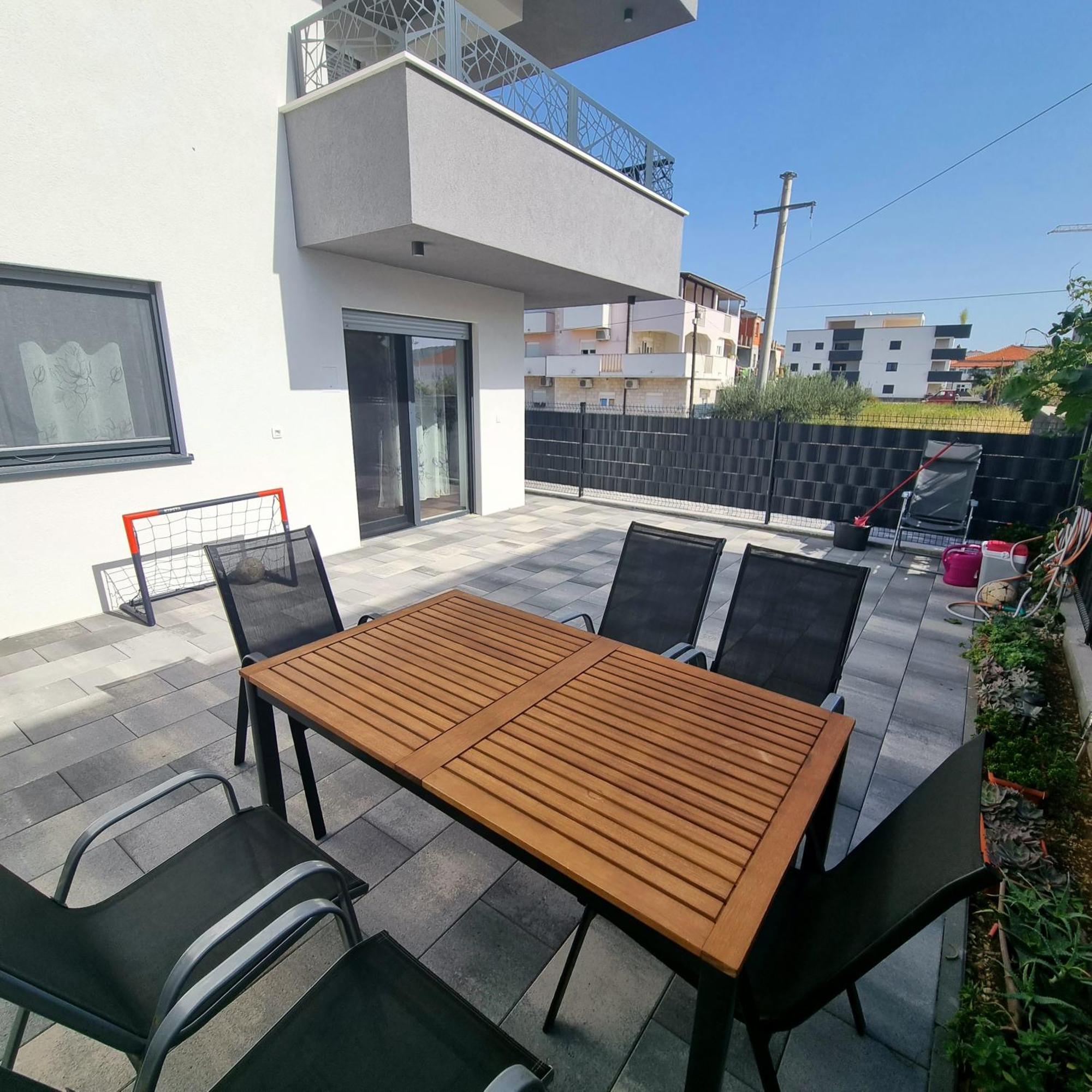 Apartments Happiness Трогир Екстериор снимка